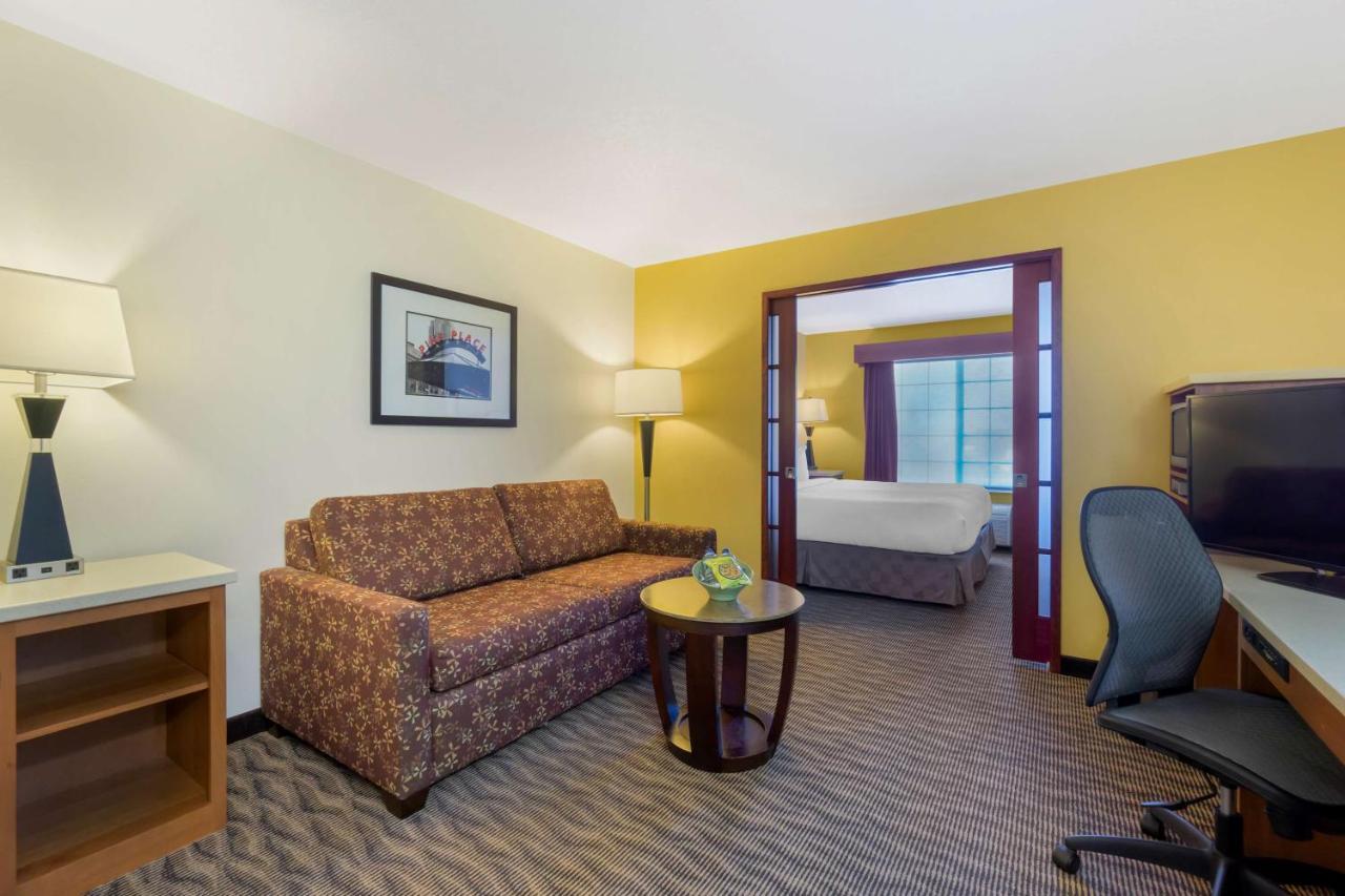 Western Park Place & 3*
